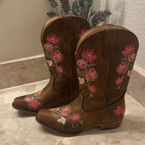 ROPER GIRLS' JULIET VINTAGE FAUX LEATHER EMBROIDERED WESTERN BOOT -
SNIP TOE - Picture 2 of 11